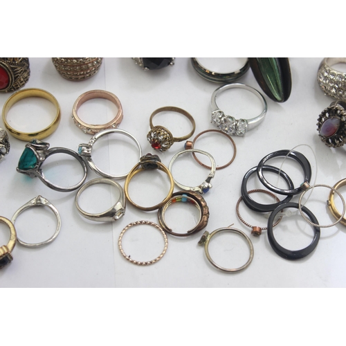 1154 - A large qty of assorted costume jewellery dress rings