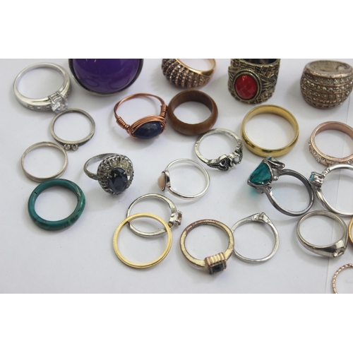 1154 - A large qty of assorted costume jewellery dress rings