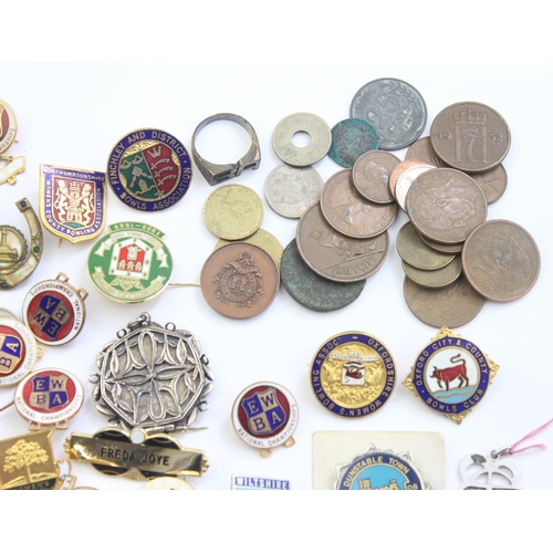 1299O - Qty of assorted mixed antique and later British and world coins and a quantity of various enamel bad... 