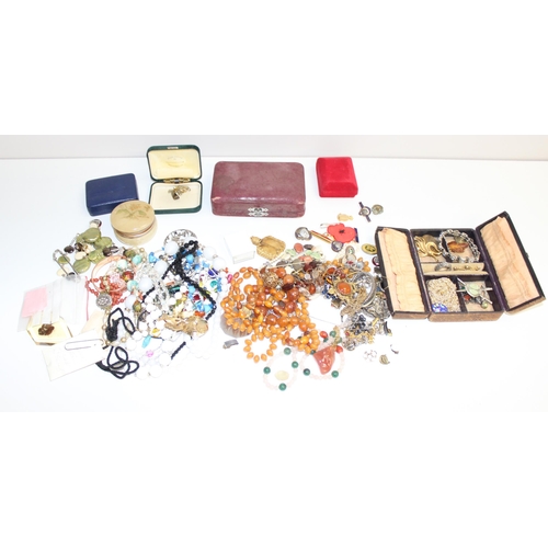 1143 - A large qty of assorted antique and later costume jewellery, some silver items, some boxed etc