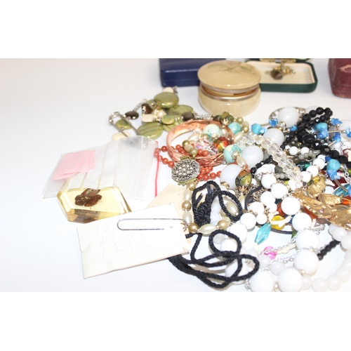 1143 - A large qty of assorted antique and later costume jewellery, some silver items, some boxed etc