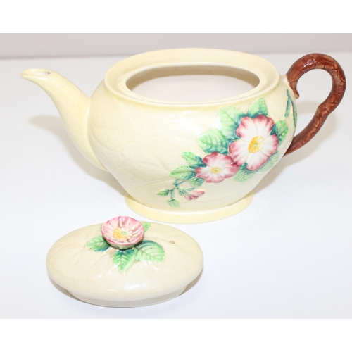 1697 - A flora motif tea set, Australian design by Carltonware to include a teapot, milk jug and sugar bowl