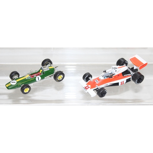 619 - Qty of vintage toy F1 racing cars to include models of 1999 McLaren Mercedes MP4 and the Williams Re... 