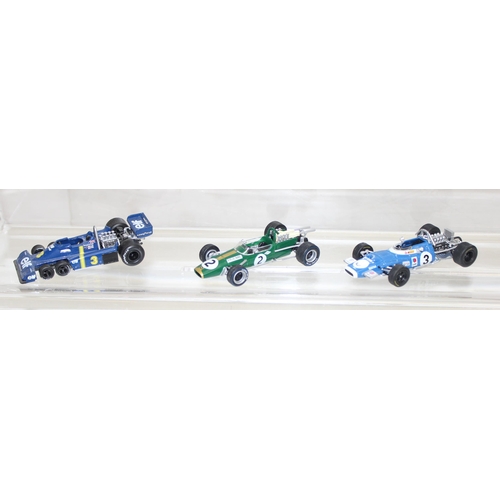 619 - Qty of vintage toy F1 racing cars to include models of 1999 McLaren Mercedes MP4 and the Williams Re... 