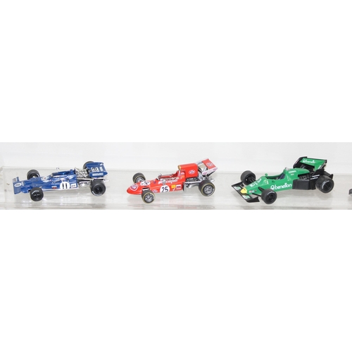 619 - Qty of vintage toy F1 racing cars to include models of 1999 McLaren Mercedes MP4 and the Williams Re... 