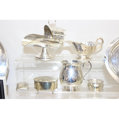 1058 - Qty of silver-plated items to incl serving tray, gravy boat, serving spoon, tureen etc, approx 6.4kg... 