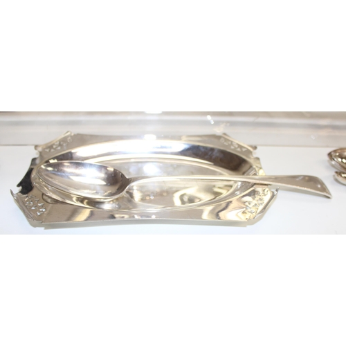 1058 - Qty of silver-plated items to incl serving tray, gravy boat, serving spoon, tureen etc, approx 6.4kg... 