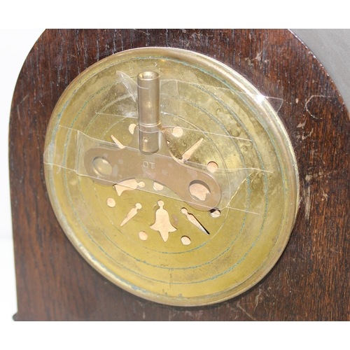 1314 - Antique oak cased mechanical mantel clock with barley-twist decoration, approx 24cm H