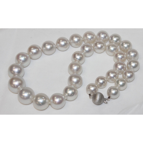 1141 - An impressive Wai Kee cultured pearl and 18ct white gold necklace, consisting of 31 graduated cultur... 