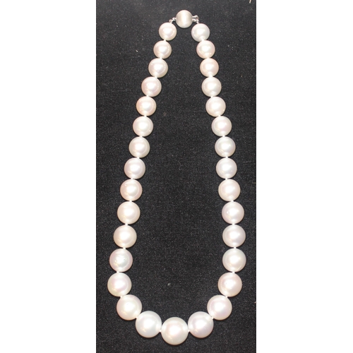 1141 - An impressive Wai Kee cultured pearl and 18ct white gold necklace, consisting of 31 graduated cultur... 