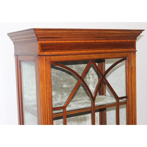 156 - An Edwardian mahogany display cabinet with spade feet and original key, approx 73cm wide x 41cm deep... 