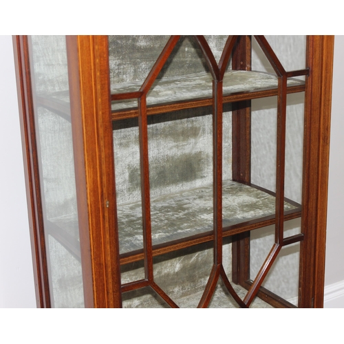 156 - An Edwardian mahogany display cabinet with spade feet and original key, approx 73cm wide x 41cm deep... 