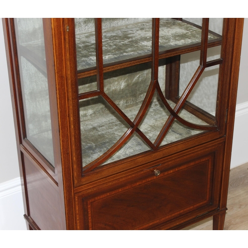 156 - An Edwardian mahogany display cabinet with spade feet and original key, approx 73cm wide x 41cm deep... 