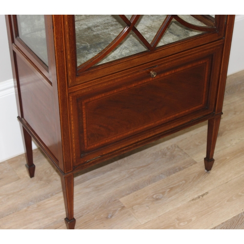 156 - An Edwardian mahogany display cabinet with spade feet and original key, approx 73cm wide x 41cm deep... 