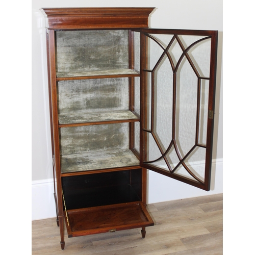 156 - An Edwardian mahogany display cabinet with spade feet and original key, approx 73cm wide x 41cm deep... 