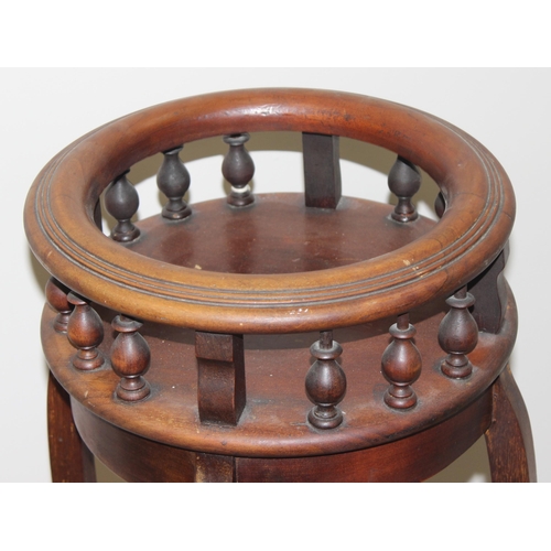 115 - An early 20th century mahogany jardiniere stand with slim legs and turned wooden decoration, approx ... 