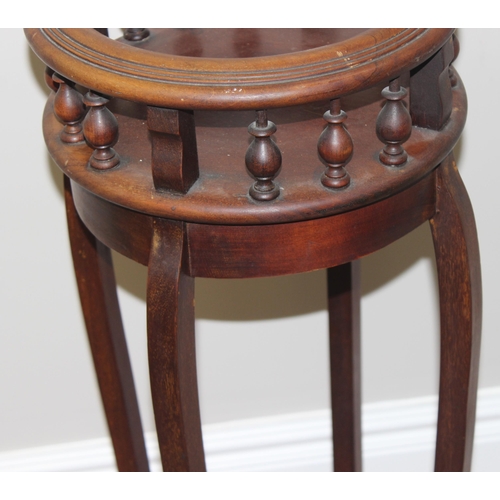 115 - An early 20th century mahogany jardiniere stand with slim legs and turned wooden decoration, approx ... 