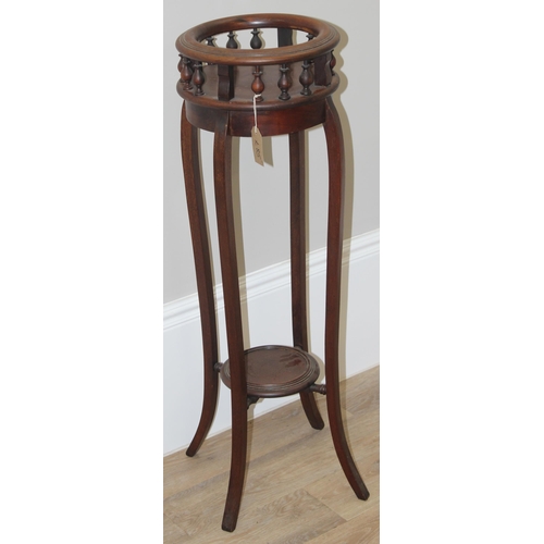 115 - An early 20th century mahogany jardiniere stand with slim legs and turned wooden decoration, approx ... 