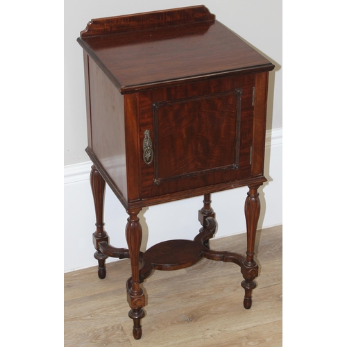 131 - An early 20th century mahogany bedside cabinet or pot cupboard with turned legs and decorative stret... 