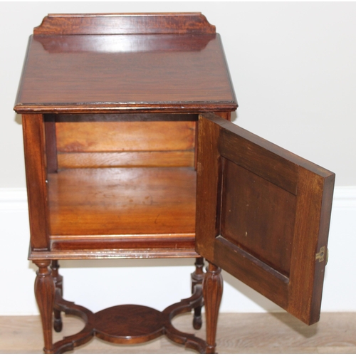 131 - An early 20th century mahogany bedside cabinet or pot cupboard with turned legs and decorative stret... 