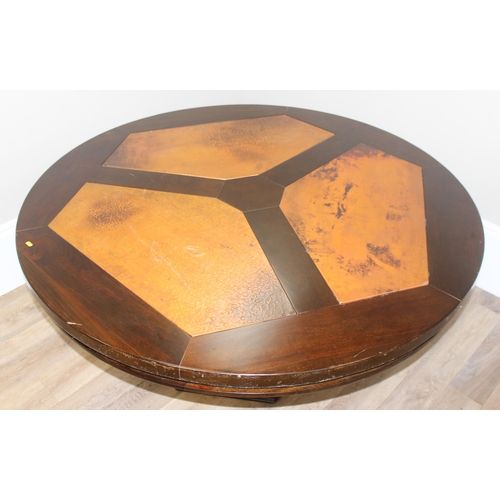 95 - Vintage Art Deco style circular table with pedestal base and hammered copper inlay, approx 152cm W x... 