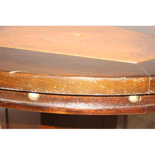 95 - Vintage Art Deco style circular table with pedestal base and hammered copper inlay, approx 152cm W x... 