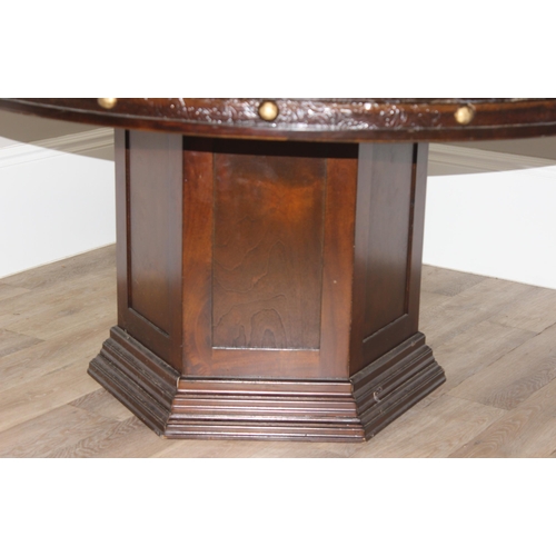 95 - Vintage Art Deco style circular table with pedestal base and hammered copper inlay, approx 152cm W x... 