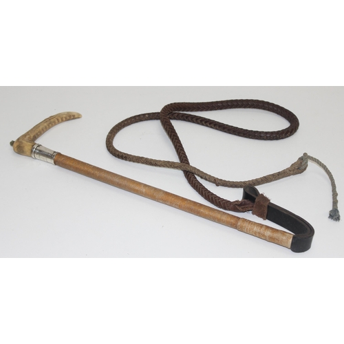 1033 - An antique silver mounted riding crop with horn handle. cane shaft and leather whip, marked Pritchar... 