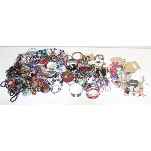 1159 - Qty of mixed costume jewellery to incl bracelets, necklaces etc