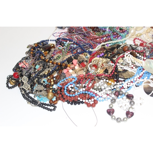 1159 - Qty of mixed costume jewellery to incl bracelets, necklaces etc