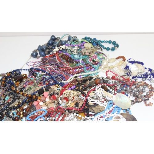 1159 - Qty of mixed costume jewellery to incl bracelets, necklaces etc