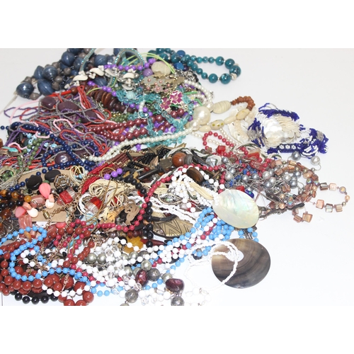 1159 - Qty of mixed costume jewellery to incl bracelets, necklaces etc