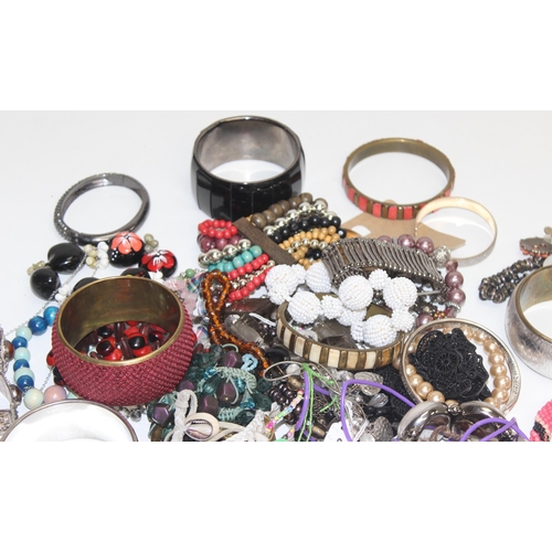 1159 - Qty of mixed costume jewellery to incl bracelets, necklaces etc