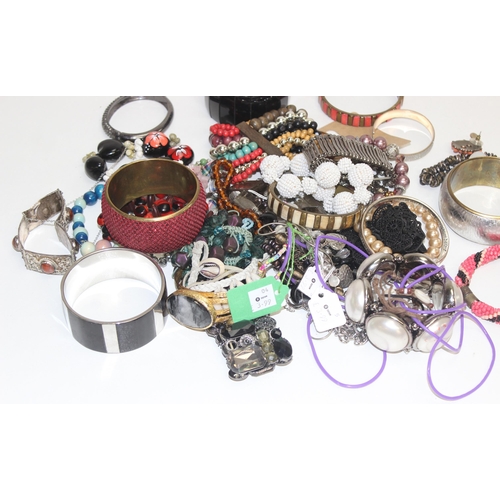 1159 - Qty of mixed costume jewellery to incl bracelets, necklaces etc