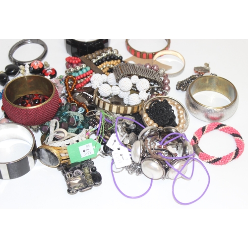 1159 - Qty of mixed costume jewellery to incl bracelets, necklaces etc