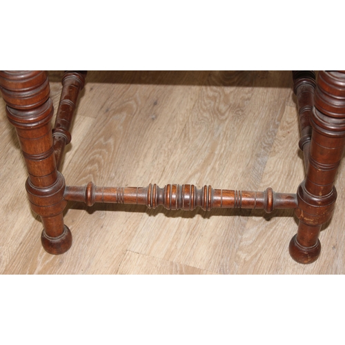 168 - An antique mahogany luggage stand with slatted top and turned legs, approx 65cm wide x 46cm deep x 4... 