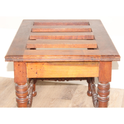 168 - An antique mahogany luggage stand with slatted top and turned legs, approx 65cm wide x 46cm deep x 4... 