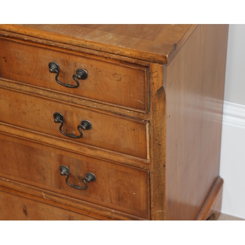 135 - A George III style 2 over 3 chest of drawers with brass drop handles, approx 75cm wide x 43cm deep x... 