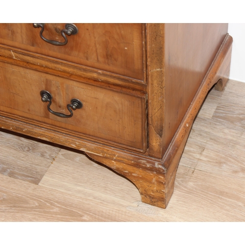 135 - A George III style 2 over 3 chest of drawers with brass drop handles, approx 75cm wide x 43cm deep x... 