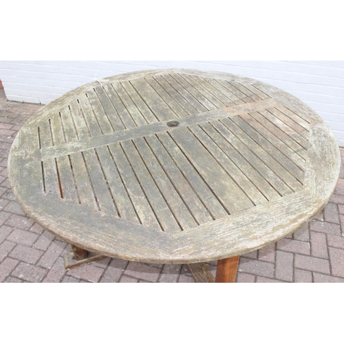 313 - Round teak garden table, 150cm diam x 75cm H