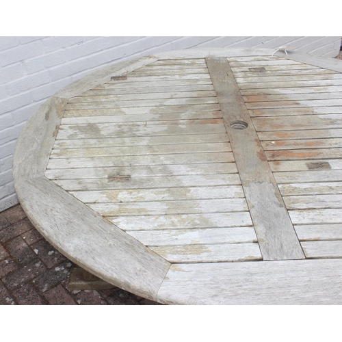 314 - Round teak garden table, 150cm diam x 75cm H