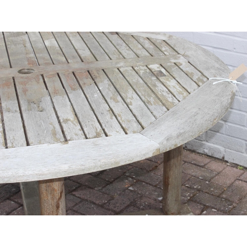 314 - Round teak garden table, 150cm diam x 75cm H