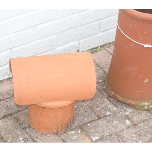 318 - Contemporary terracotta chimney pot, 2 chimney cowls and 1 other piece of terracotta, chimney pot ap... 