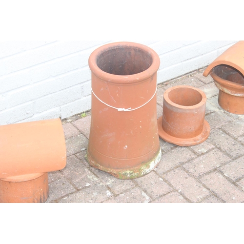 318 - Contemporary terracotta chimney pot, 2 chimney cowls and 1 other piece of terracotta, chimney pot ap... 