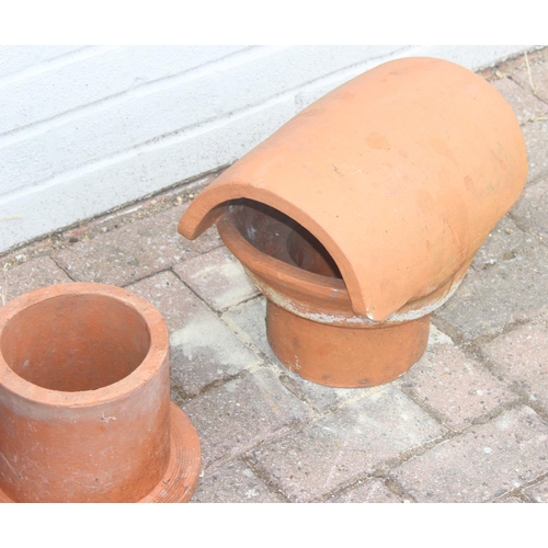 318 - Contemporary terracotta chimney pot, 2 chimney cowls and 1 other piece of terracotta, chimney pot ap... 