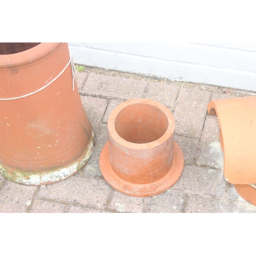 318 - Contemporary terracotta chimney pot, 2 chimney cowls and 1 other piece of terracotta, chimney pot ap... 