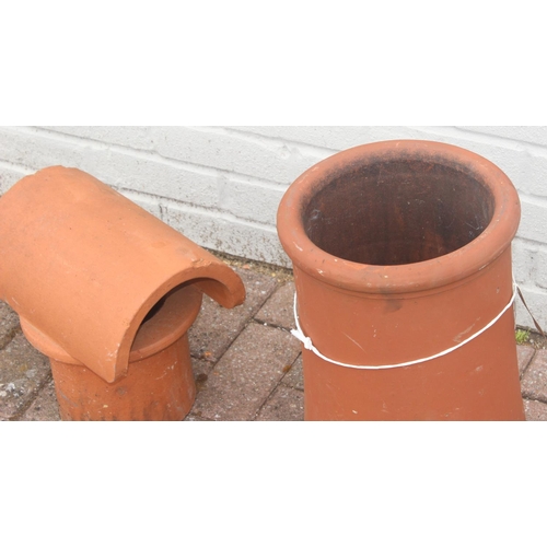 318 - Contemporary terracotta chimney pot, 2 chimney cowls and 1 other piece of terracotta, chimney pot ap... 