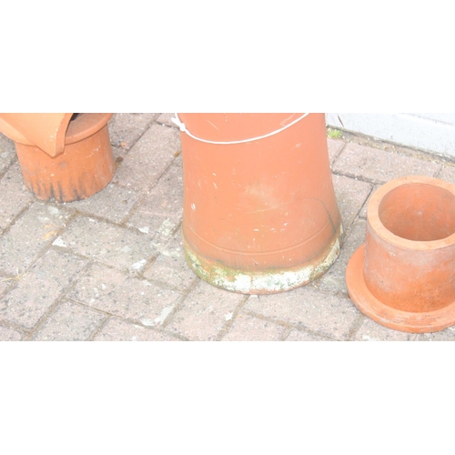 318 - Contemporary terracotta chimney pot, 2 chimney cowls and 1 other piece of terracotta, chimney pot ap... 