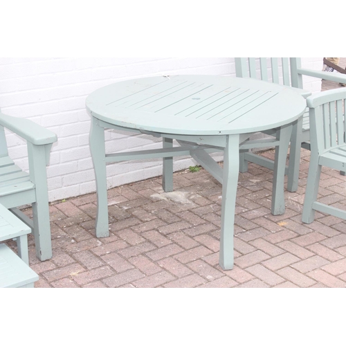 333 - Selection of green painted wooden garden furniture to incl round garden table, long bench, 2 chairs ... 