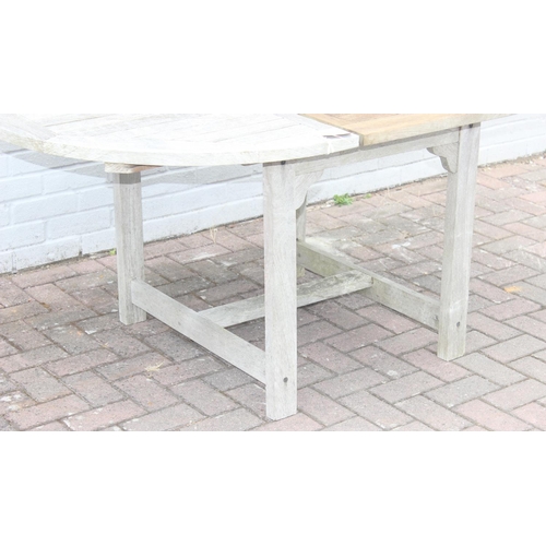 336 - Extending teak garden table, approx 171cm x 120cm x 76cm (fully extended)